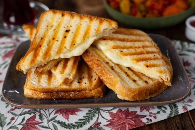 Kavurmalı Kaşarlı Tost